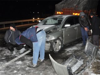 Buzlanma kazaya neden oldu: 11 yaralı