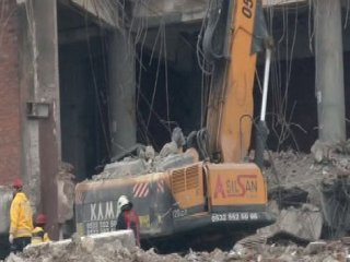 Yıkım sırasında bina çöktü, kepçe operatörü öldü