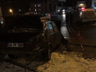 Tramvay Durağına Daldı: 1 Yaralı