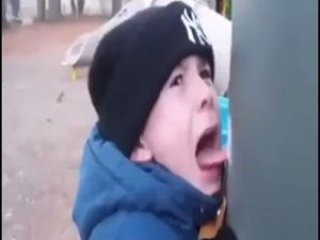 Dilini Buzlu Direğe Yapıştırdı