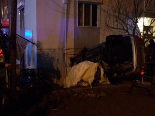 Otomobil Sağlık Ocağına Girdi...