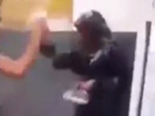 Hayvan Heriflerden Başörtülü Bayana Saldırı