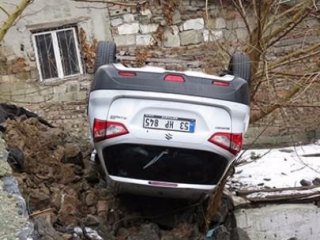 Üsküdar'da Yol Çöktü, Araç Bahçeye Düştü