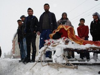 Hasta Kadın Kızakla Taşındı