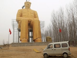 Mao'nun Heykelini Diktiler