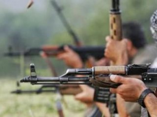 PKK'lı teröristler ilk okulu ateşe verdi!