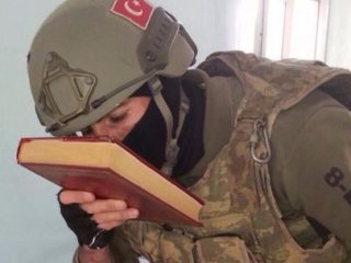 Kur'an-ı Kerim'i öpüp, başına koydu