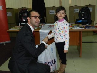 Tika Kosovalı Polis Çocuklarını Sevindirdi