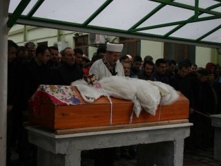 Giyemediği Gelinliği Kefeni Oldu