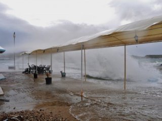 Dereler Ters Aktı, Deniz Trafiği Durdu
