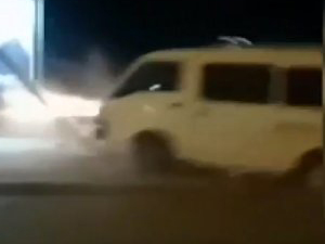 Caddede Yarışan Minibüs Direğe Böyle Çarptı