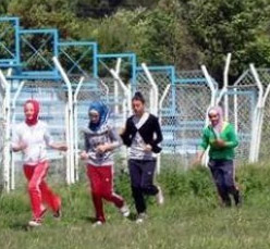 Başörtülü birincinin ödülü başıaçık arkadaşa!