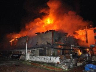 İşyeri Cayır Cayır Yandı