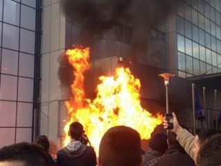Kosova karıştı! Başbakanlık binası ateşe verildi