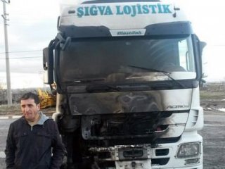 Şırnak'ta Teröristler Yol Kesip Tır Yaktı