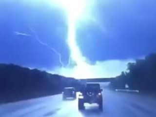 İşte Yıldırımın Düşme Anı!