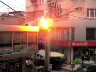 Aşırı yüklenen elektrik trafosu patladı