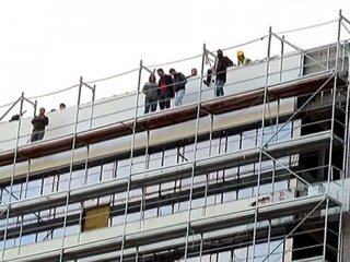 Maaş isyanı işçileri çatıya çıkardı!