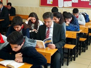 Kaymakam Öğrencilerle Kitap Okuyor