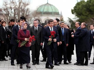 Davutoğlu Çifti Karanfille Geldi