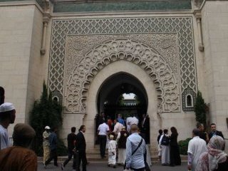 Fransa'da 3 Cami Derneği Kapatıldı
