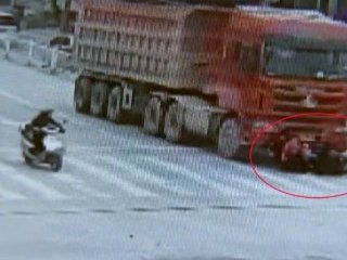 3 Kadın Kamyonun Altında Kaldı