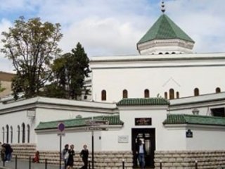 Fransa'da 3 Cami Derneği Kapatıldı!