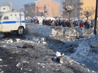 Yüksekova'da polise bombalı saldırı!