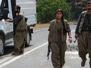 Sur'da 3 Terörist Silahlarıyla Birlikte Teslim Oldu