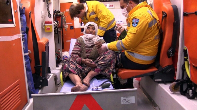 Yaşlı Çifti Mehmetçik Kurtardı