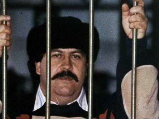 Hazineyi Bulmak İçin Evini Yıkıyor