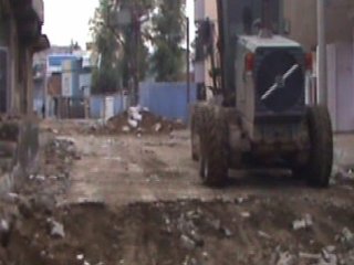 Terör örgütünün bozduğu yollları Mehmetçik düzeltiyor