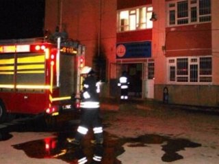 Teröristler Diyarbakır’da okul yaktı