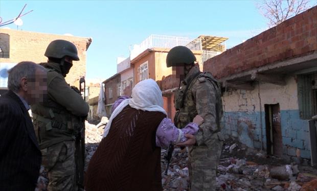 Diyarbakırlı Teyzeden Askere Dua, Teröre Beddua