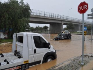 İzmir'i Yağmur ve Fırtına Vurdu