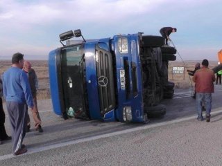 Kargo Kamyonu Devrildi: Üç Yaralı