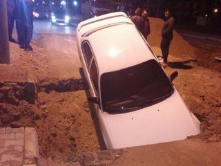 Dikkatsiz Sürücü Çukura Düştü