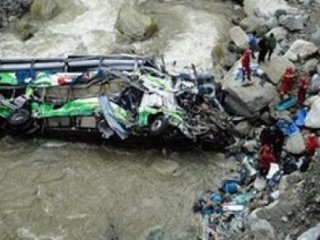 Peru'da Otobüs Uçuruma Yuvarlandı: 16 Ölü
