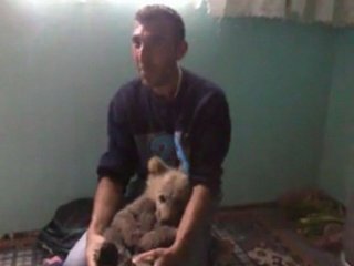 Dağda Bulduğu Yavru Ayıyı Evinde Besledi