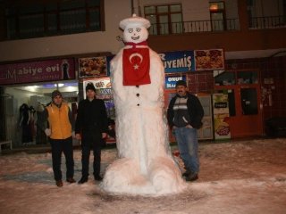 Bu Da Bayraklı Kardan Adam