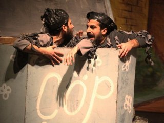 Karnelerini Alan Yetimler Tiyatroya Koştu