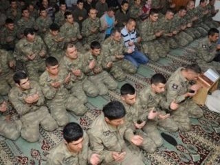 Askeri Personel Yasaksız İlk Cuma Namazını Kıldı