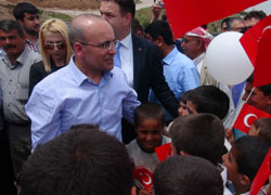 Maliye bakanı Şimşek Süryanilerle futbol oynadı