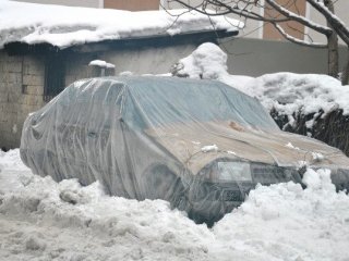 Arabalar Naylonla Kaplandı