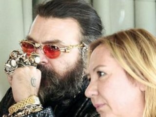 Koç'un Cenazesindeki Esrarengiz Kişi Kim?