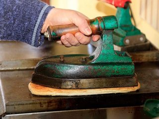 Pantolon Paçası Yerine 'Tost' Ütülüyor