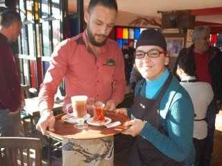 Önlüklerini Giyip Sipariş Aldılar