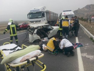 Otomobil Kamyona Çarptı: 1 Yaralı