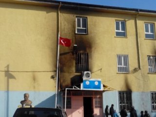 Kansızlar Okula Molotof Attı!