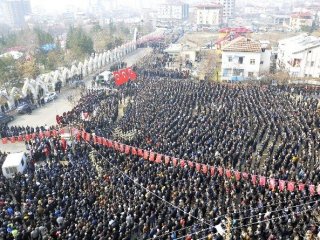 Sur Şehidini On Binler Uğurladı